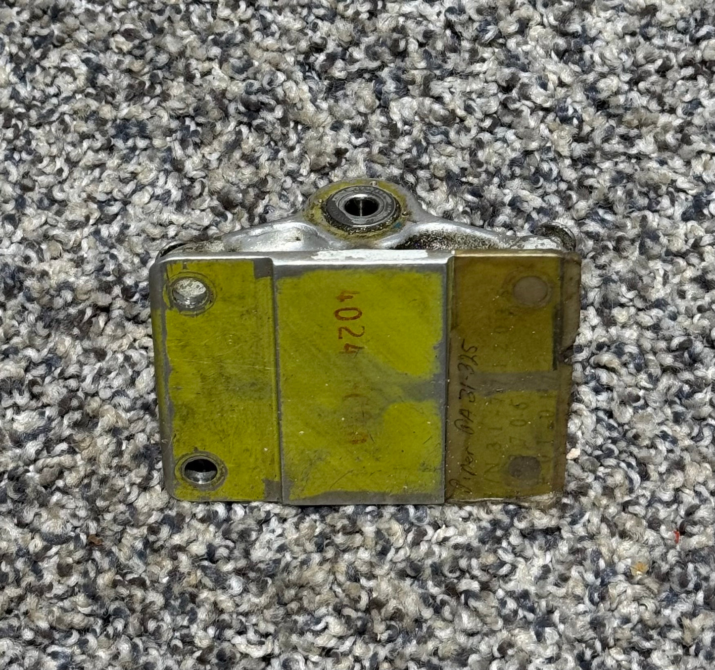 40248 PA-31-325 Elevator Control Hinge