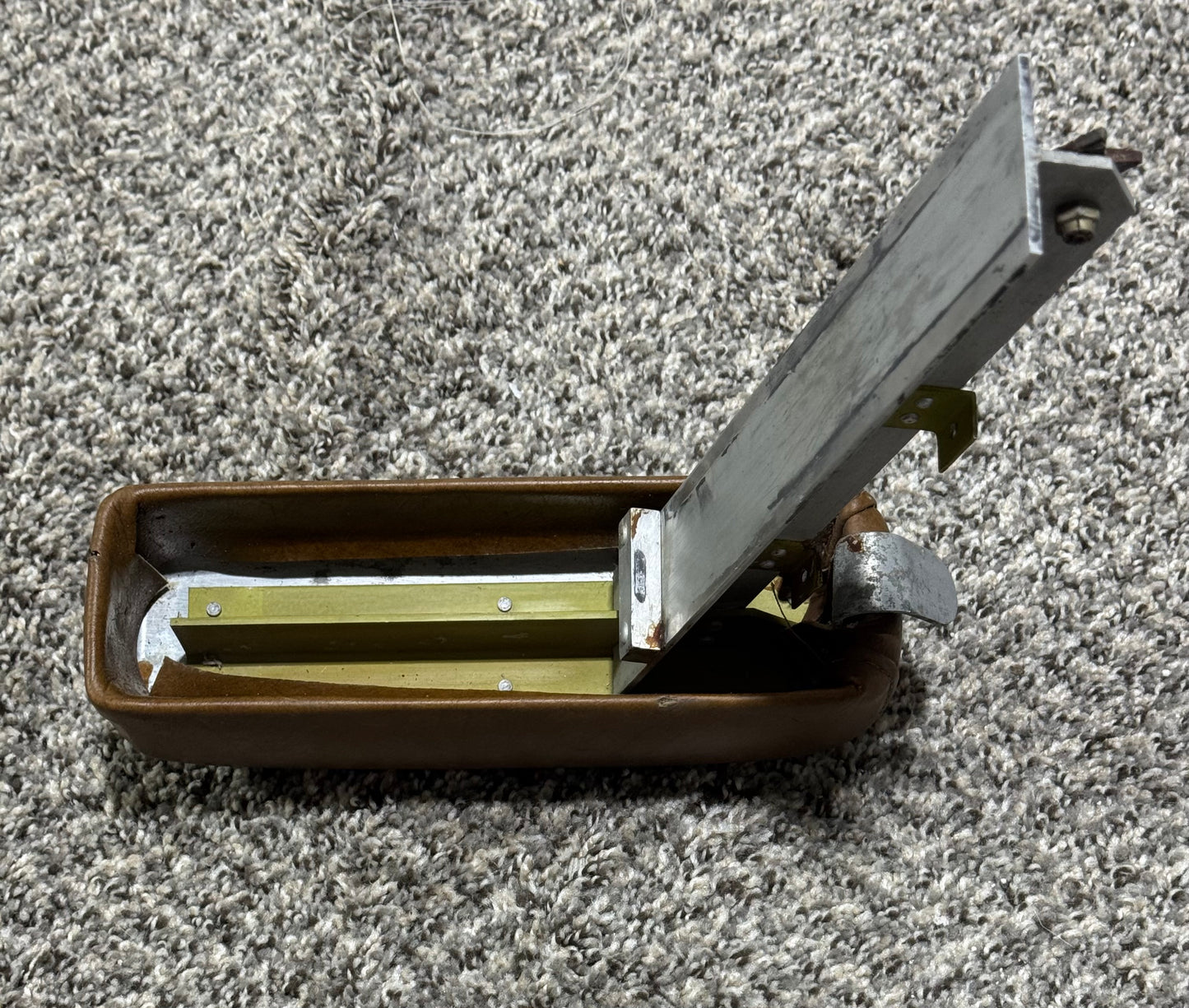 35-534372-89 Beechcraft 95-C55 Front Seat Center Armrest Assembly