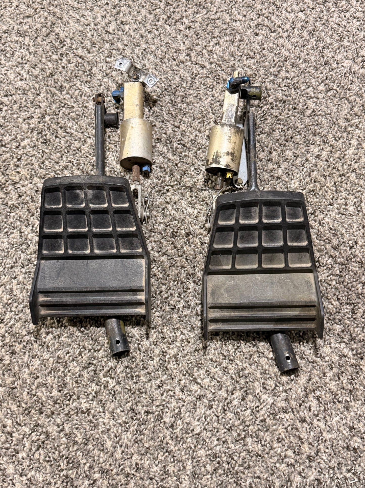 0413578-1 Cessna T210N Rudder Pedal W/ Link / 9882010-1 Cessna Brake Master Cylinder Assy