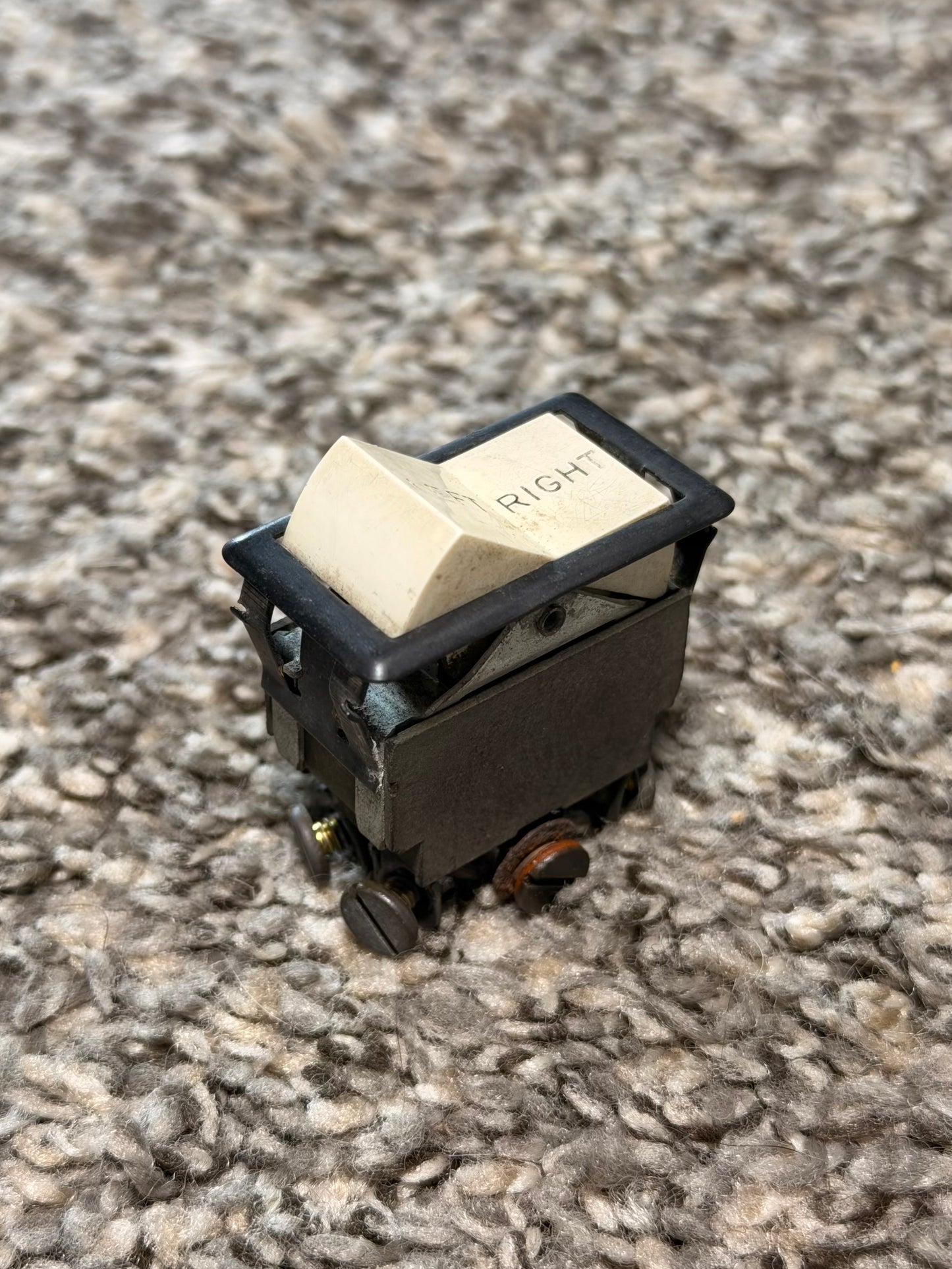 588-219 Und Lab Left-Right Rocket Switch Assembly