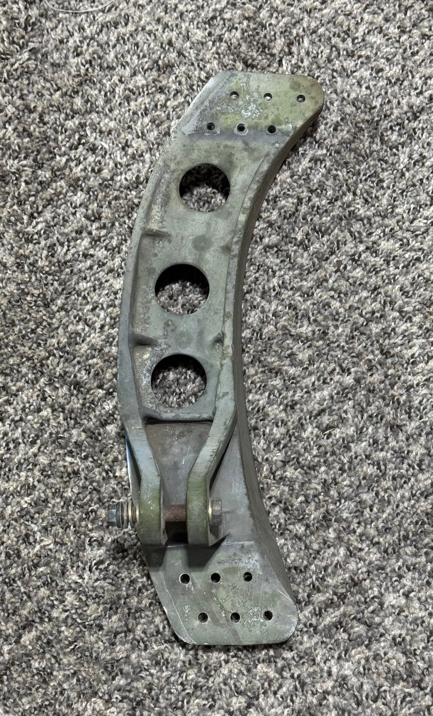 115-440031-2 Beechcraft KA-100 Horizontal Hinge Point RH Bracket