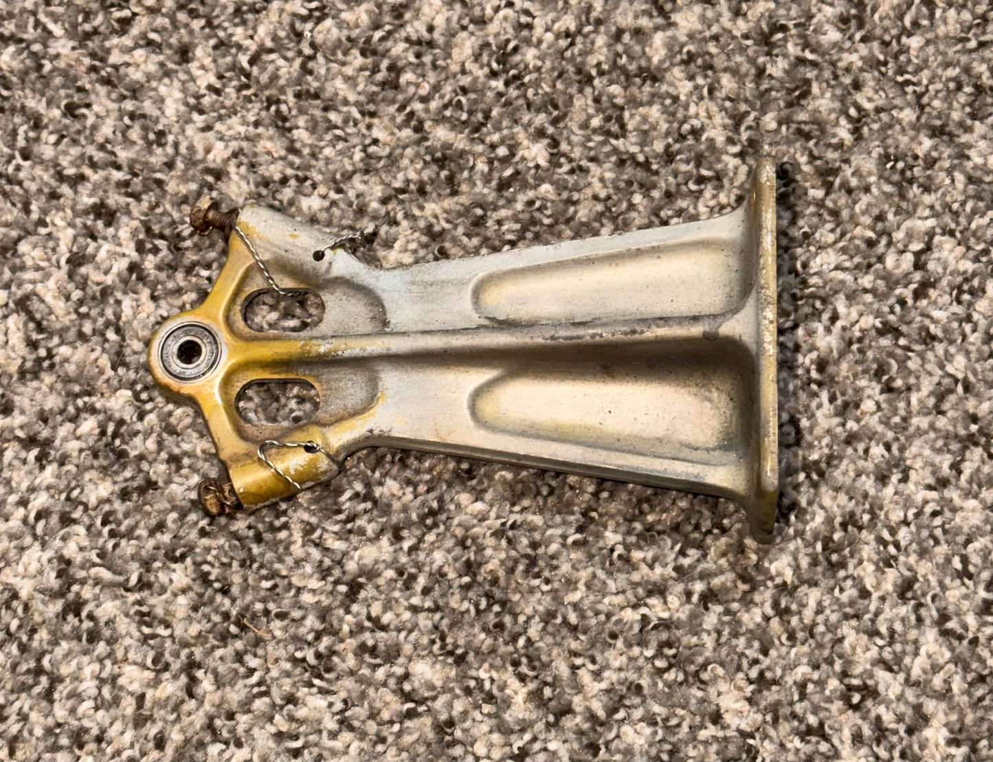 45253-003 Piper PA-31T Center Elevator Hinge Assy