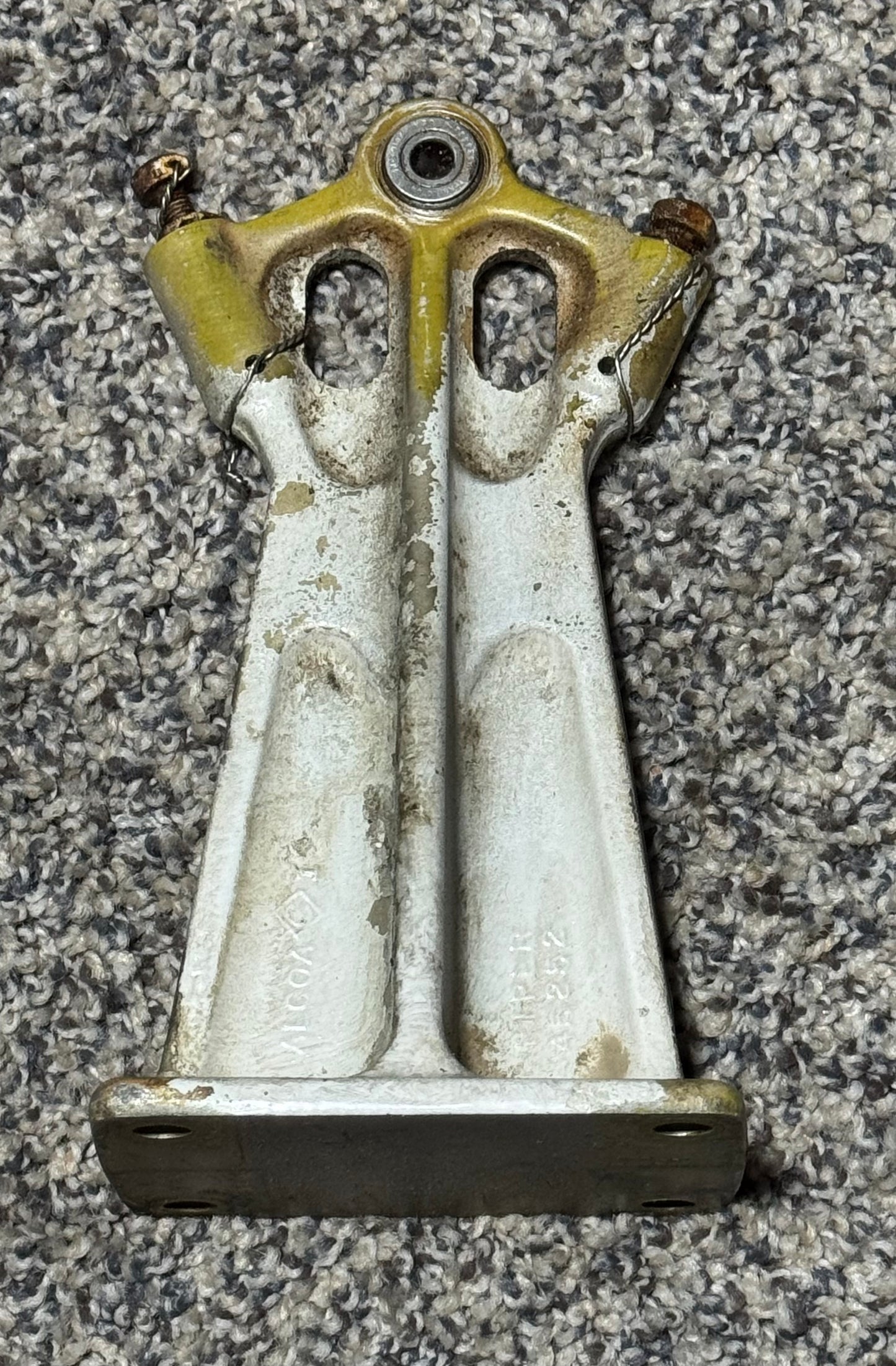 45252-000 PA-31T Elevator Control Hinge Assy