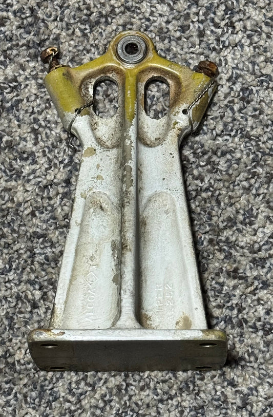 45252-000 PA-31T Elevator Control Hinge Assy