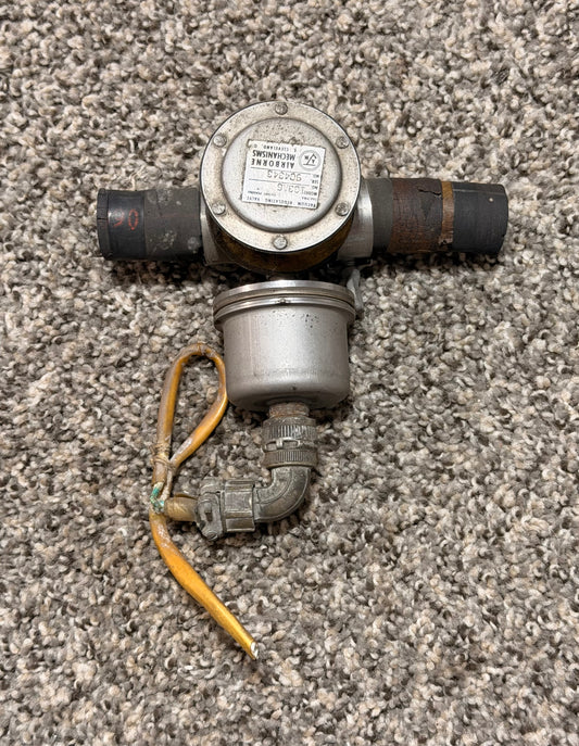 575-1116 Aero Commander 500B Cook Electric 1608 3.55 Pressure Switch Assy W/ 133A6 Vaccum Regulating Valve