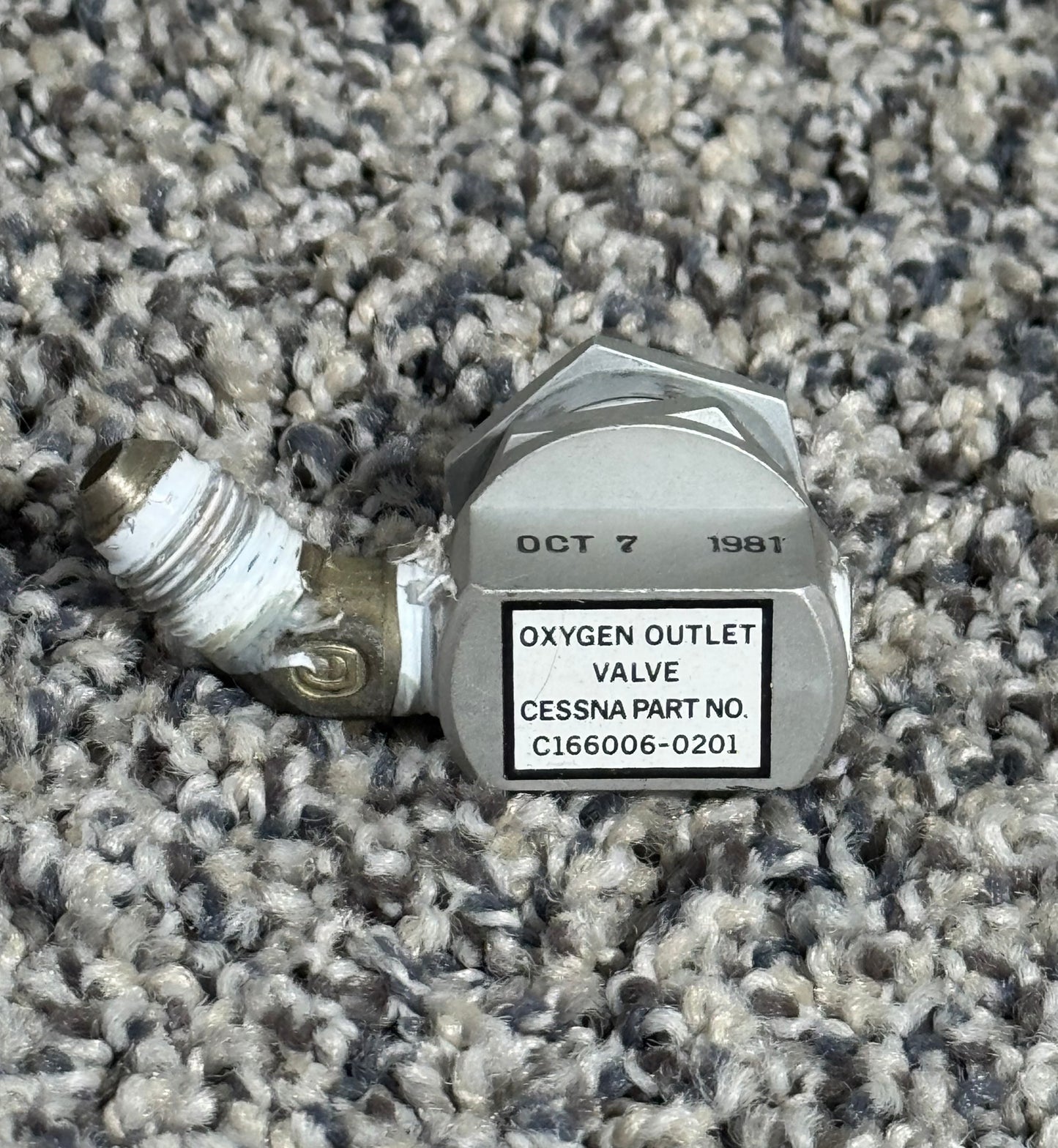 C166006-0201 C 182 Oxygen Outlet Valve