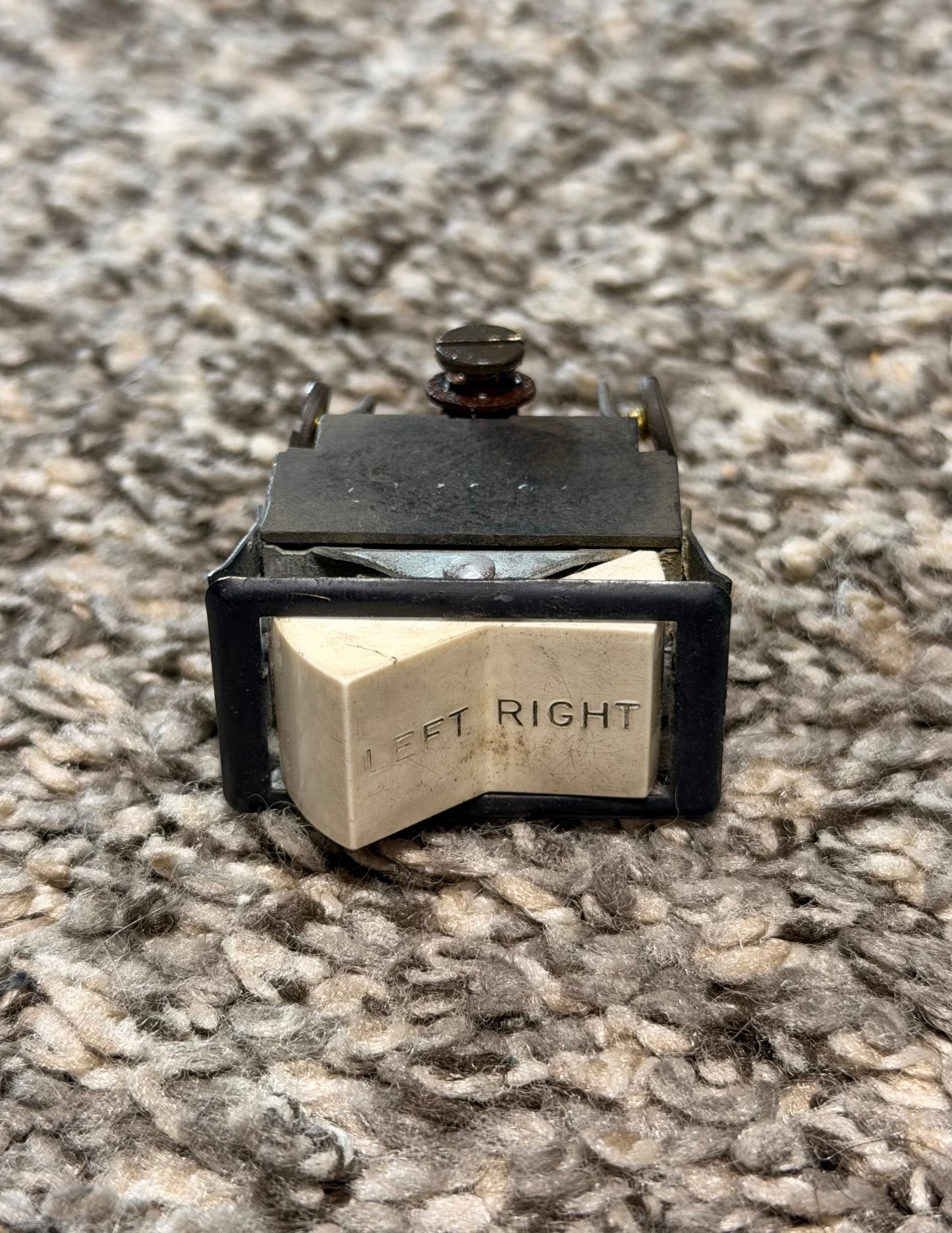 588-219 Und Lab Left-Right Rocket Switch Assembly