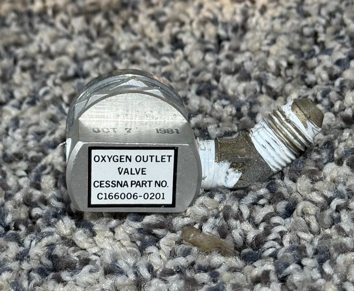 C166006-0201 C182 Oxygen Outlet Valve