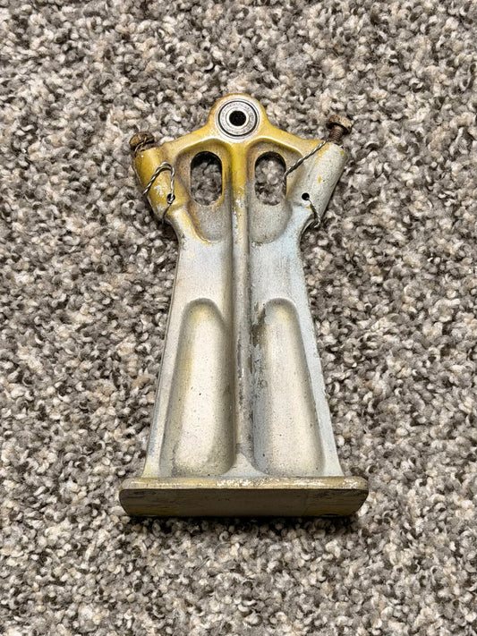 45253-003 Piper PA-31T Center Elevator Hinge Assy