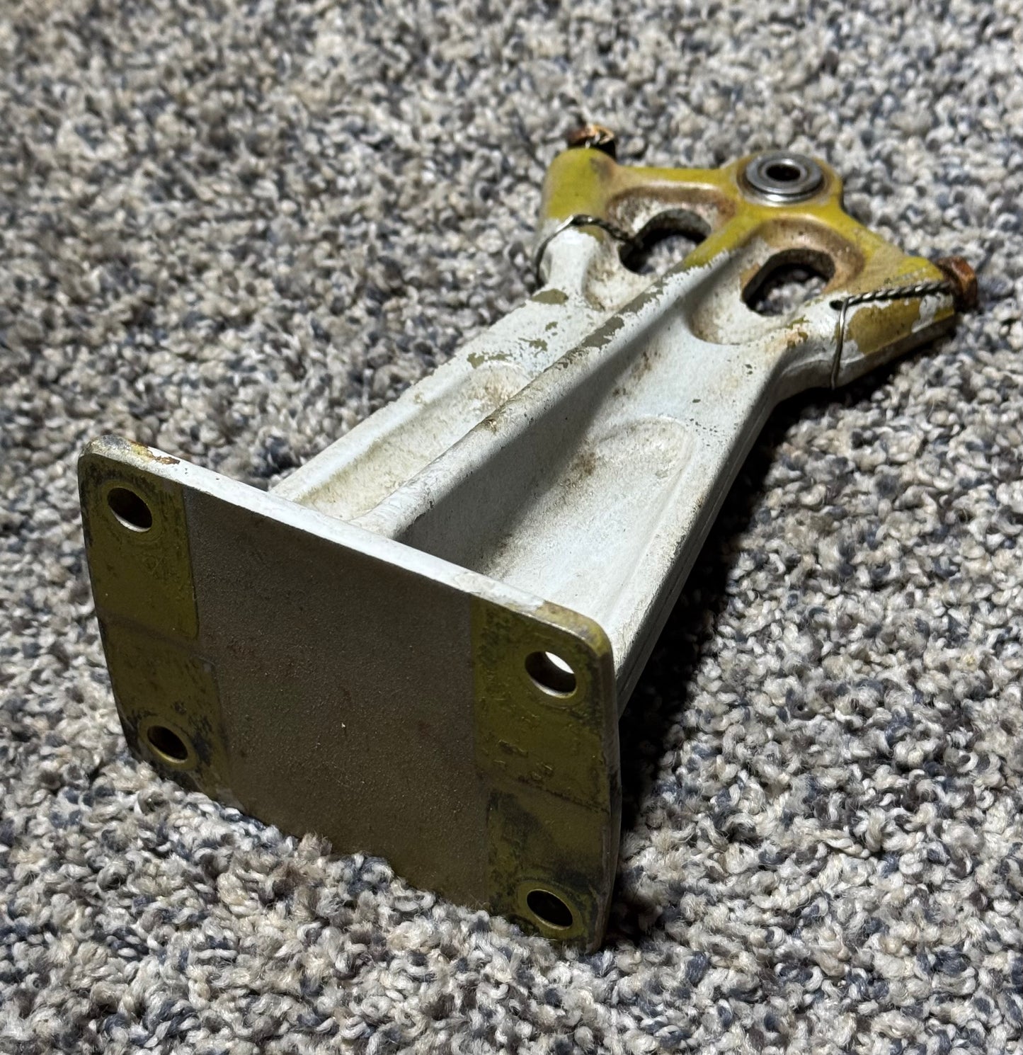 45252-000 PA-31T Elevator Control Hinge Assy