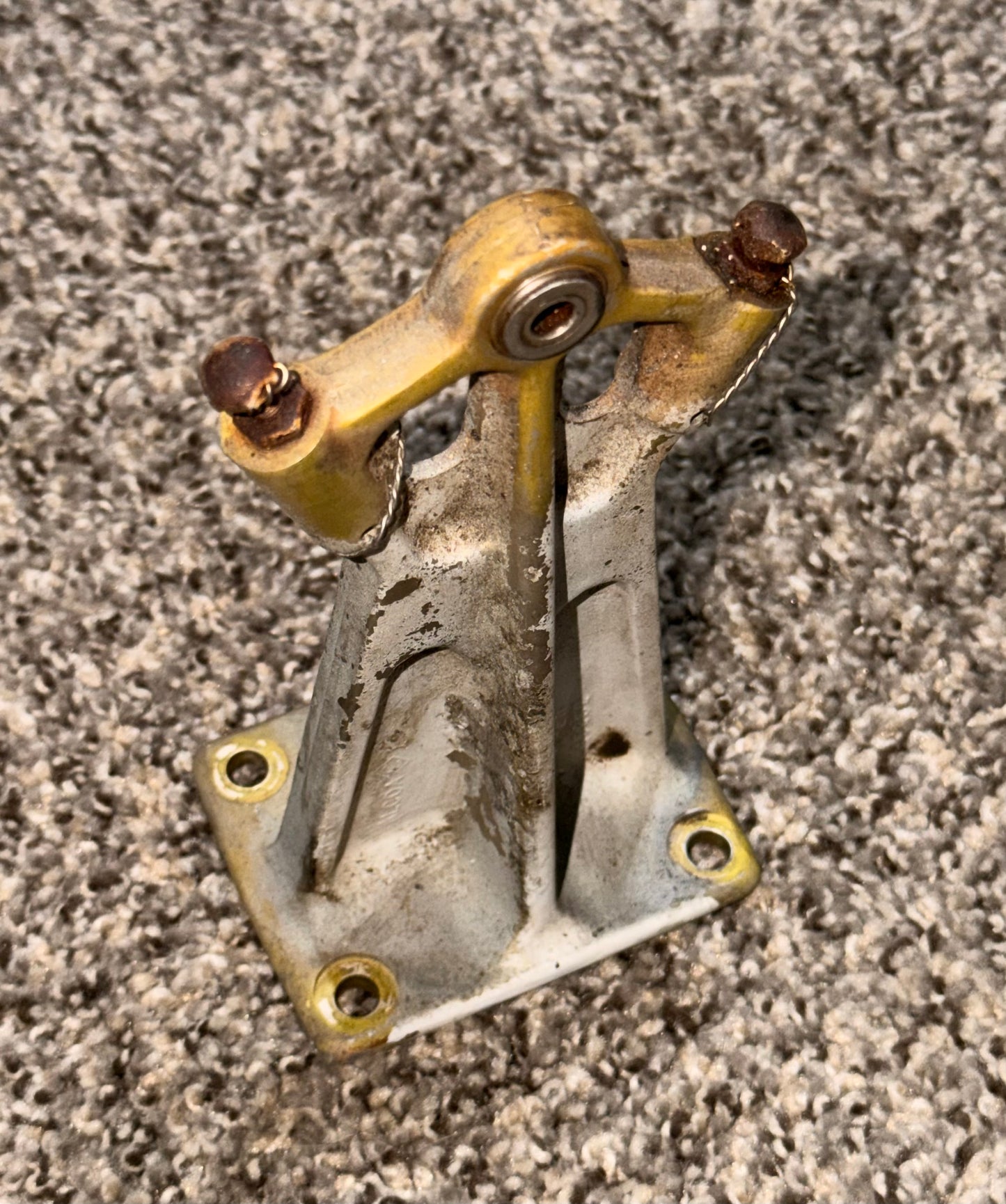 45253-003 Piper PA-31T Center Elevator Hinge Assy