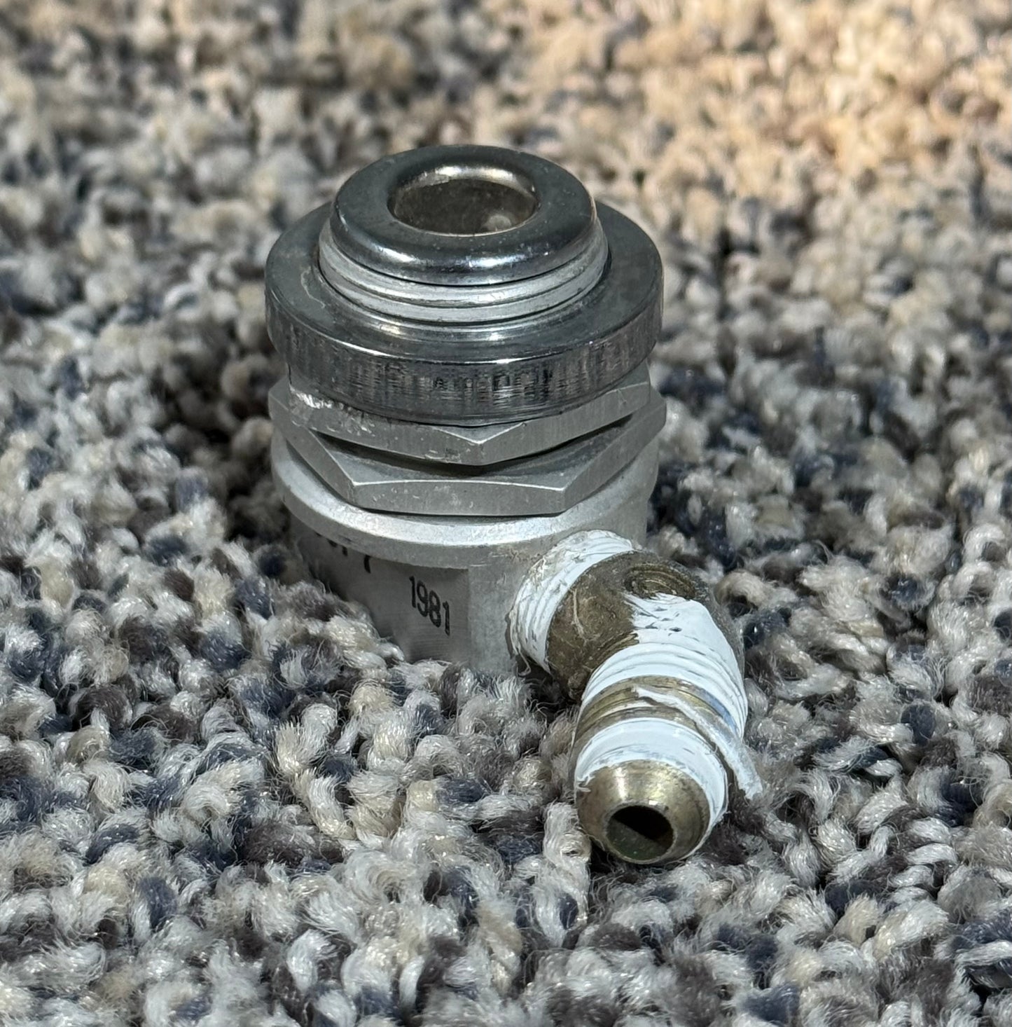 C166006-0201 C182 Oxygen Outlet Valve