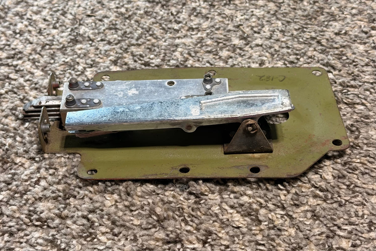 1217049-2 Cessna Cabin Door Latch R/H Assy