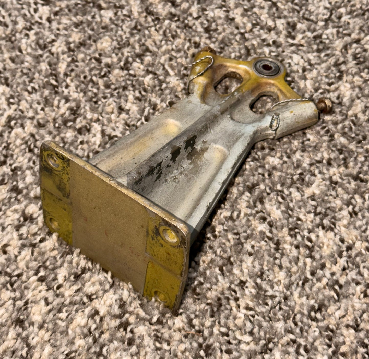 45253-003 Piper PA-31T Center Elevator Hinge Assy